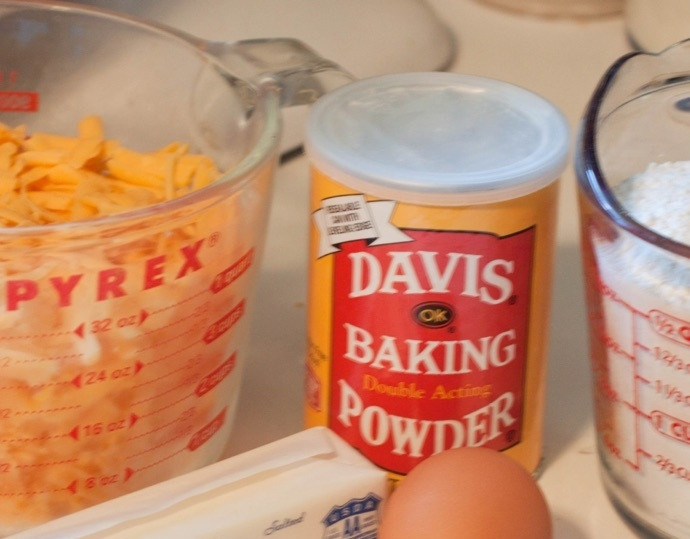 1. Этап. Домашние сырные крекеры: 1. Смешайте муку с разрыхлителем и солью. В другой емкости смешайте сливочное масло комнатной температуры и тертый сыр. Соедините сухие ингредиенты с масляно-сырной смесью, добавьте по 1 ложке холодной воды и замесите тесто.