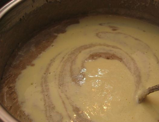 1. Этап. Крем-пюре из шампиньонов: 4. Теперь добавим эту смесь к уже готовому пюре (лук и морковку вынимаем), добавим специи и соль. Варим еще 5 минут, постоянно помешивая.