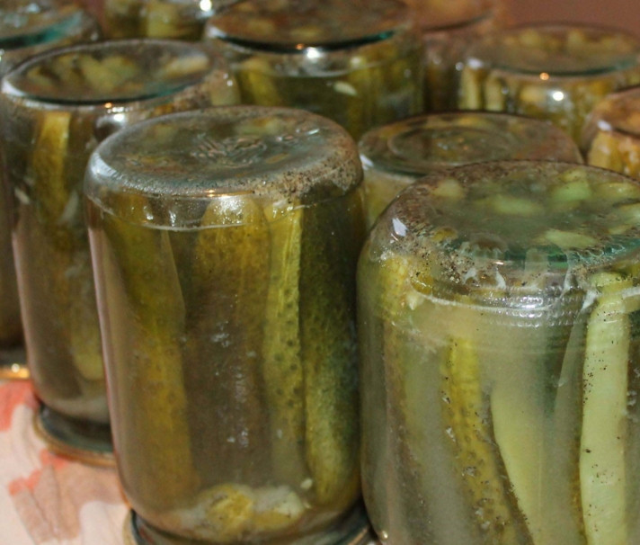 1. Этап. Горчичные огурчики на зиму: Потом банки укутайте, пускай остывают. Готовые горчичные огурчики на зиму можете хранить в погребе или холодном месте. Приятного аппетита!