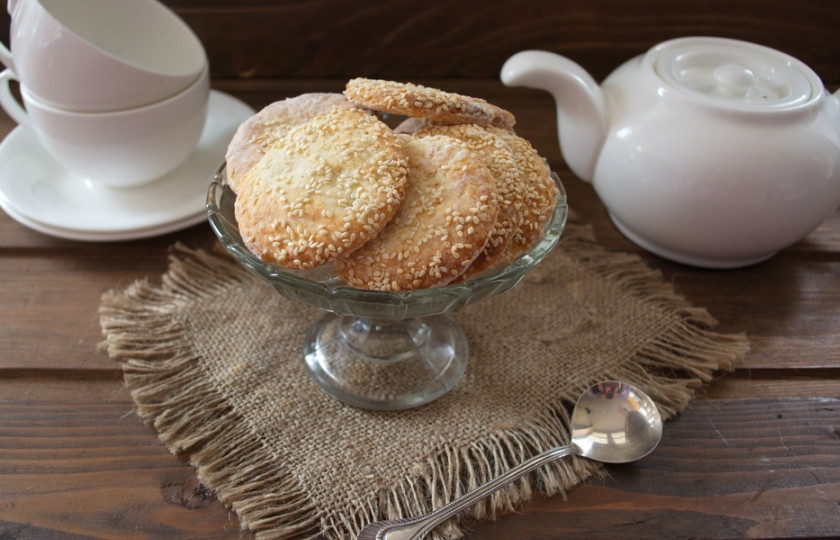 1. Этап. Печенье на сметане с кунжутом: Подайте к столу. Приятного чаепития!