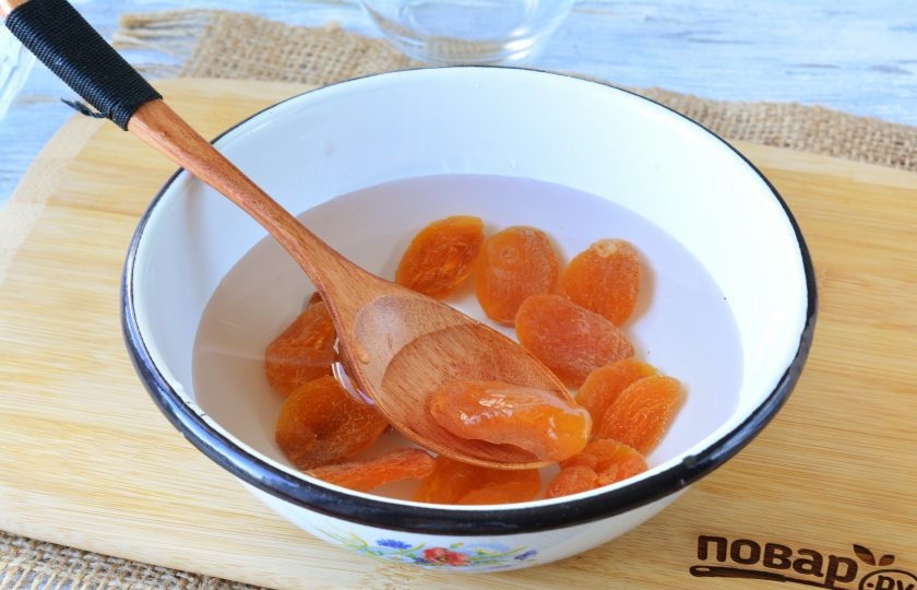 1. Этап. Компот из кураги для грудничка: Курагу промойте и залейте слегка теплой водой. Замочите на 25 минут. Курага набухнет и станет мягкой. С натуральной курагой вода не окрасится.