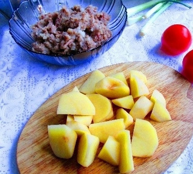 1. Этап. Щи из тушенки: 3. А тем временем очистите картофель, нарежьте его небольшими кубиками. Откройте тушенку, разомните крупные кусочки при необходимости.