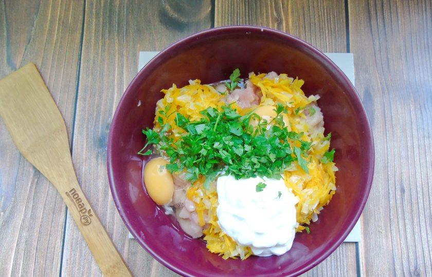 1. Этап. Рубленые котлеты из индейки и тыквы в духовке: Добавьте нарезанную мелко петрушку или укроп.