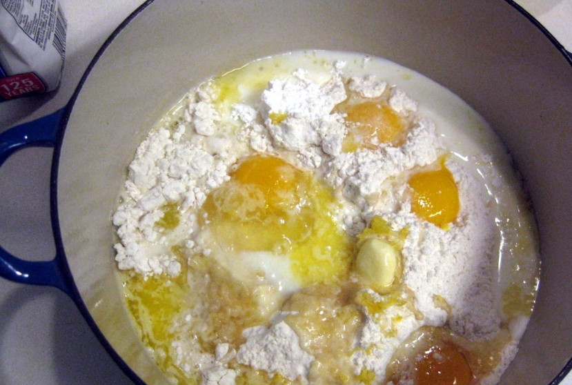 1. Этап. Сладкая творожная запеканка: 1. Смешаем до однородности творог, растопленное масло, сахар и молоко. Дальше добавим яйца, опять перемешаем. А потом добавим муку и снова перемешаем.