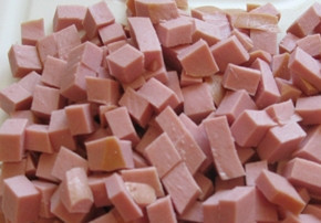 1. Этап. Салат в желе: 2. Тем временем нарезаем колбасу на кубики небольшого размера.