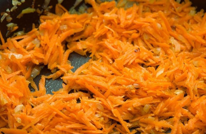 1. Этап. Белые щи: 4. Затем в сковороду добавьте натертую морковь и обжаривайте ее 10-15 минут.