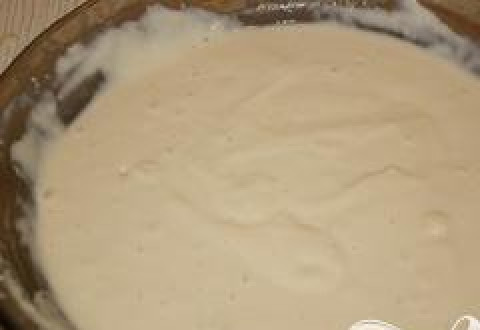 1. Этап. Кулич с орехами: Начинаем с опары, в тёплое молоко добавляем дрожжи, 1/3 муки, сахар (1 ст.л.) и тщательно перемешиваем до однородности. Затем, оставляем в тепле на 20 минут.