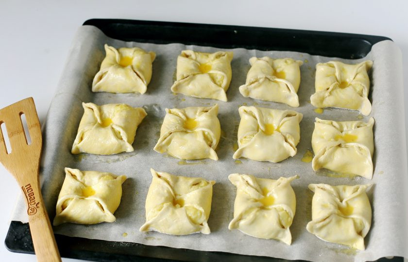 1. Этап. Конвертики с картошкой: Переложите заготовки на противень, застеленный пекарской бумагой и смажьте взбитым яйцом. Готовьте в духовке при температуре 180 градусов около 20-25 минут.