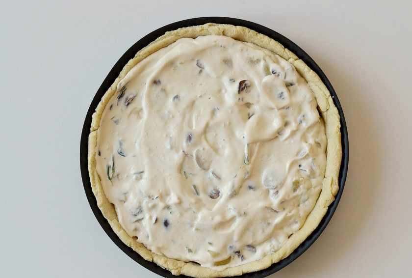 1. Этап. Постный киш: Смешайте смесь из тофу с овощами и шпинатом. Выложите в форму для выпечки.