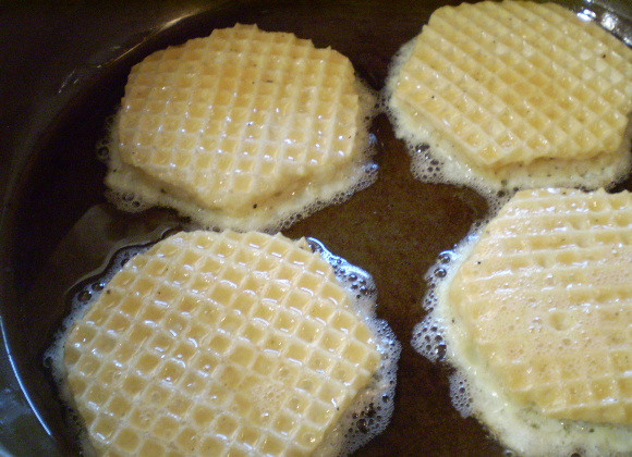 1. Этап. Вафли с фаршем в кляре: 7. Жарьте на растительном масле на медленном огне до светло-коричневого цвета.