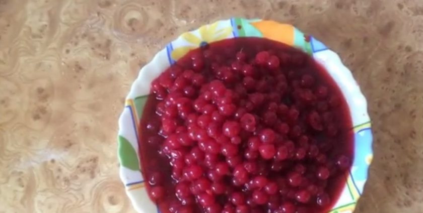 1. Этап. Варенье из замороженной красной смородины: 1. Разморозьте ягоды смородины и переберите. Пересыпьте смородину в кастрюлю и добавьте сахар.