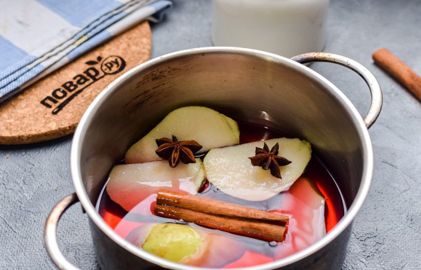 1. Этап. Грушевый глинтвейн: Влейте вино, включите небольшой нагрев конфорки, хорошо прогрейте вино, но не кипятите.