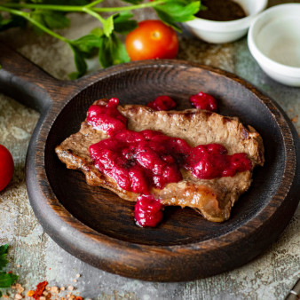 Нежная говядина под ягодным соусом