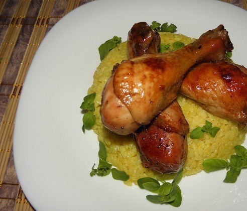 1. Этап. Куриные голени с рисом: Рис отварите в слегка подсоленной воде. Для цвета можете добавить к нему куркуму, тогда он получится ярко-желтым. Выложите готовый рис на тарелку, сверху поместите готовые ножки в карамели.