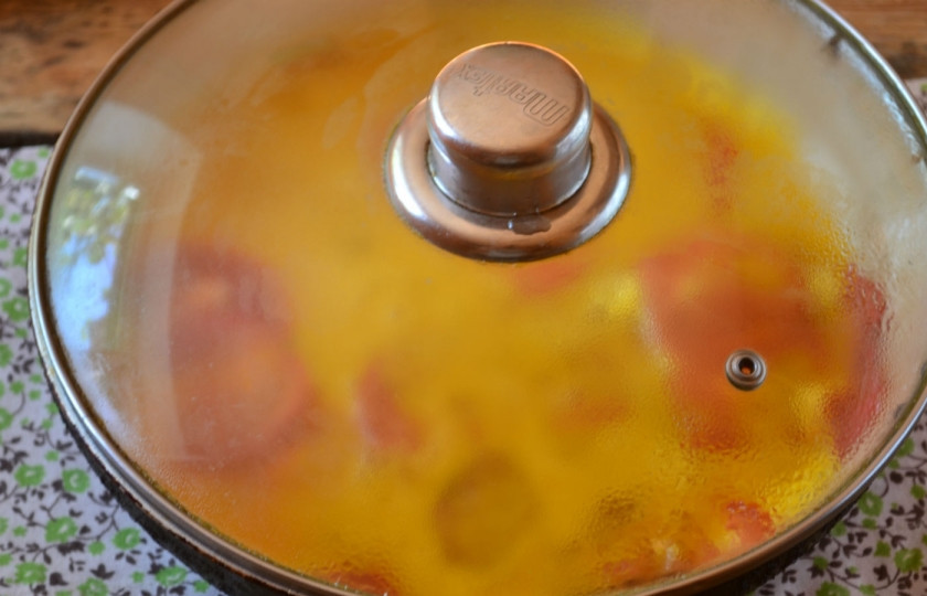 1. Этап. Омлет с баклажанами и помидорами: Залейте яичной смесью овощи, накройте сковороду крышкой, готовьте блюдо на медленном огне около 5 минут.