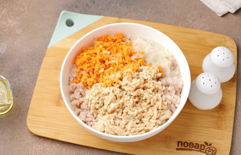 1. Этап. Котлеты из минтая с сыром: Пропустите через мясорубку филе минтая, овощи и отжатый от жидкости хлеб.