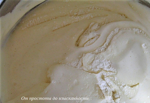 1. Этап. Торт Малиновая роскошь: Разрежьте вдоль стручок ванили и добавьте семена в яичную массу. ***Я добавила 0,5 пакетика ванилина.*** Осторожно, в несколько приемов добавьте сухие ингредиенты в яичную массу, каждый раз перемешивая снизу вверх.