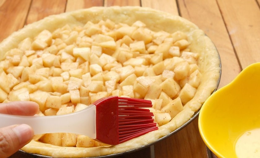 1. Этап. Простой рецепт яблочного пирога: 10. Взбейте в миске яйцо, обмажьте им с помощью кисочки края пирога.