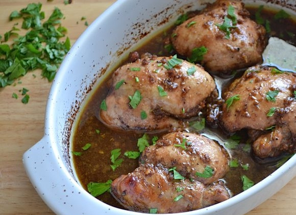 1. Этап. Куриные бедрышки в маринаде: 4. Запекайте курицу в разогретом до 170-180 градусов духовом шкафу около 45 минут. Готовое блюдо украсьте рубленой петрушкой и подавайте горячим к столу. Приятного аппетита!