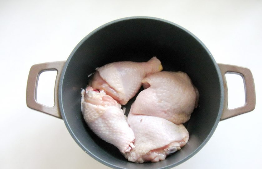 1. Этап. Диетический плов из курицы: Любые мясистые части курицы помойте и выложите в кастрюлю с толстым дном.