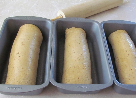 1. Этап. Тостовый хлеб: 6. Выложите тесто в формы, смазанные маслом. Накройте полотенцем и оставьте на 35-40 минут, чтобы тесто подошло еще раз.