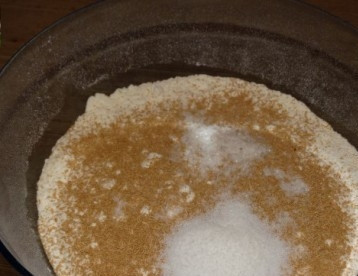 1. Этап. Свиха: Насыпаем в миску муку, добавляем сухие дрожжи, соль и сахар. Перемешиваем.