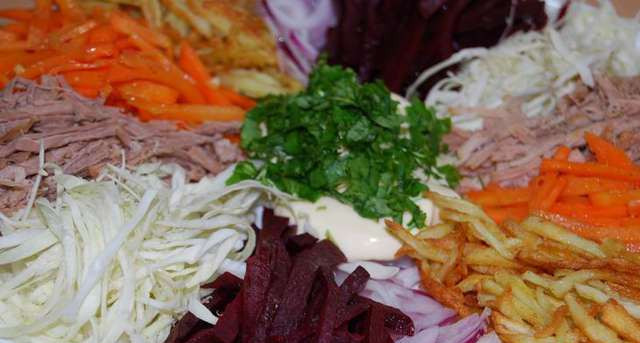 1. Этап. Татарский салат с говядиной: Выкладываем в тарелку все ингредиенты. кладем их по кругу, чередуя между собой. по центру - сметана и петрушечка. Приятного аппетита!