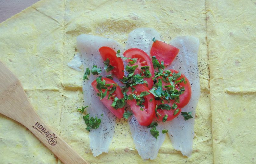 1. Этап. Судак запеченный в лаваше: Добавьте нарезанную петрушку.
