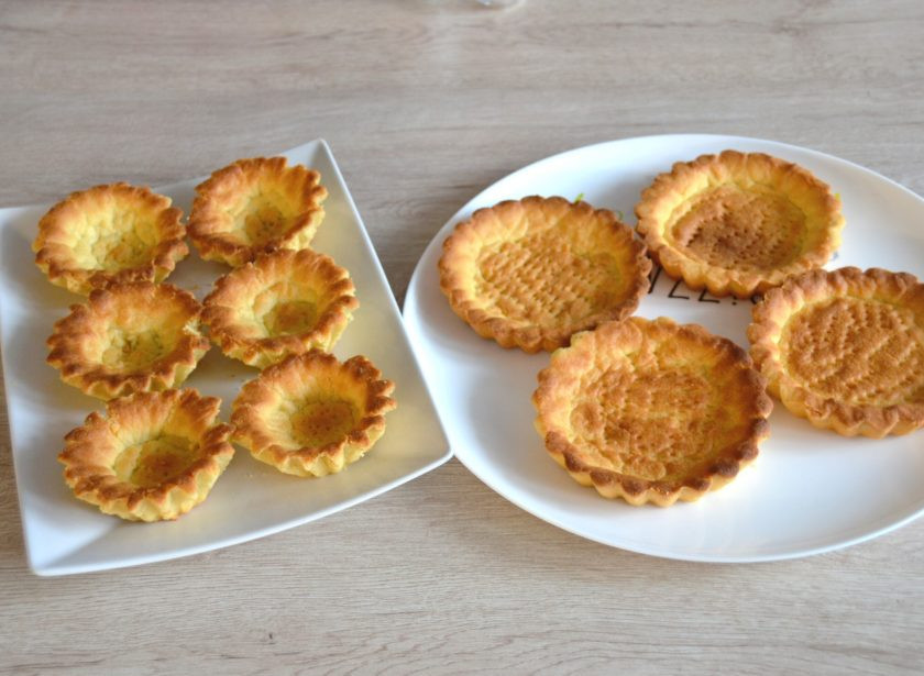 1. Этап. Корзиночки с белковым кремом по ГОСТу: Вынимайте корзиночки из формочек, когда они уже остынут. Делайте это аккуратно, они очень нежные и хрупкие.