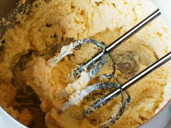 1. Этап. Заварное тесто для эклеров: Соедините творог, оставшееся масло, сахар и взбейте всё до однородной массы. Наполните получившимся кремом кондитерский мешок с тонкой острой насадкой. Готовые пирожные проколите кончиком насадки и наполните кремом с двух сторон. Верх пирожного украсьте шоколадной глазурью, кокосовой стружкой — и подайте на стол.