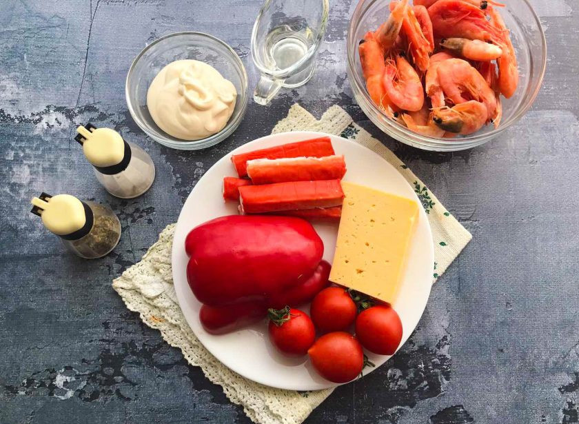 1. Этап. Салат Красное море с креветками и крабовыми палочками: Подготовьте все необходимые ингредиенты.