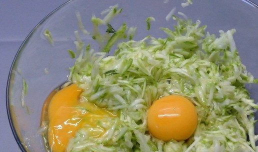 1. Этап. Вафли из кабачков: К тертым кабачкам вбить яйца.