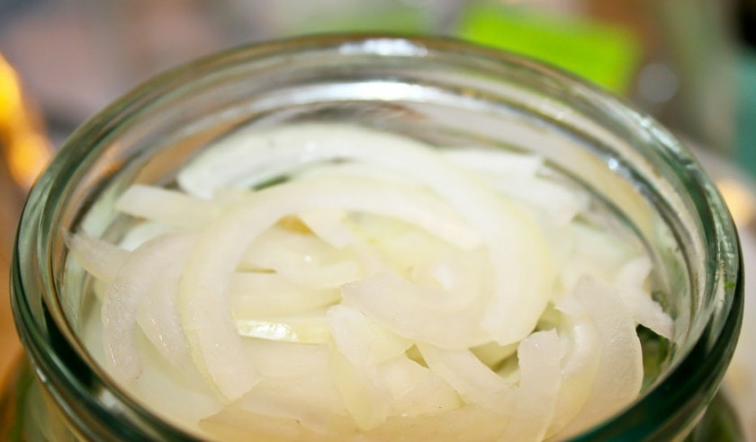 1. Этап. Огурцы по-болгарски: 11. Потом лук.