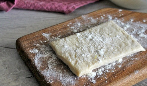 1. Этап. Венгерская ватрушка с грушей: Пласт слоеного теста разморозить, разрезать на 4 равные части.