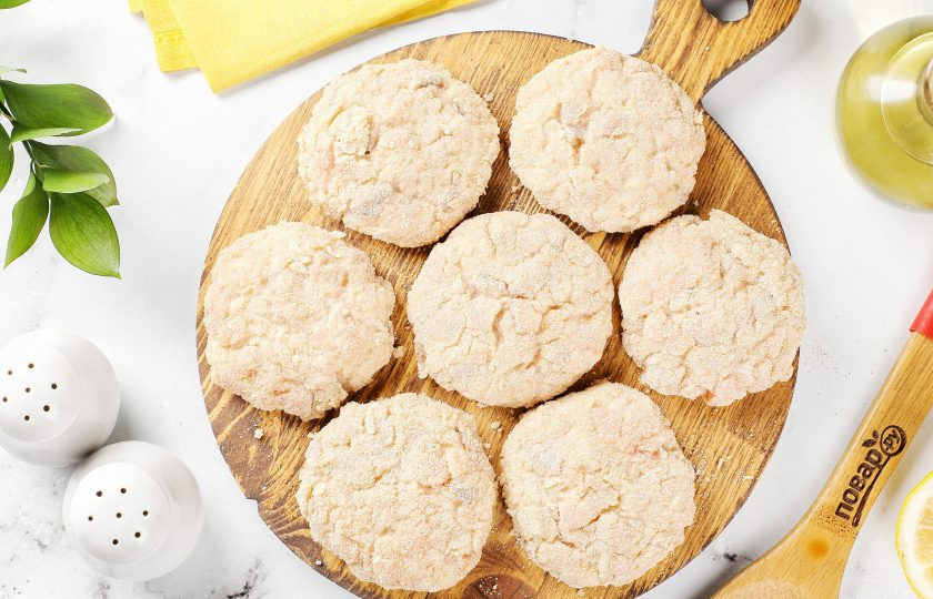 1. Этап. Котлеты из горбуши с лимоном и рисом: Сформируйте из фарша котлеты и обваляйте их в сухарях.