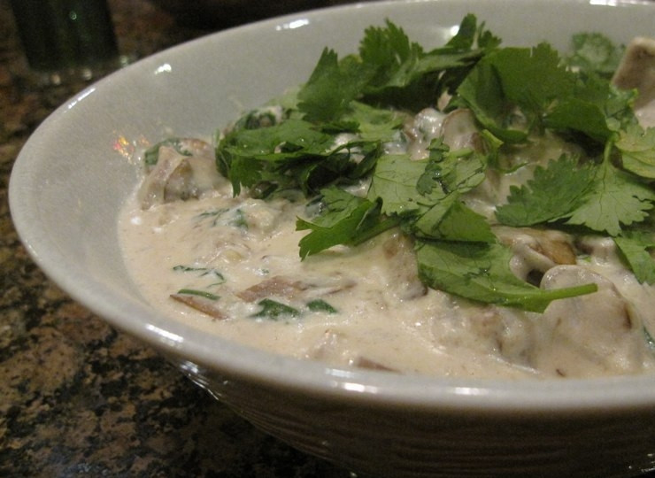 1. Этап. Язык под соусом бешамель: 8. Перед подачей украсьте блюдо зеленью петрушки или кинзой.