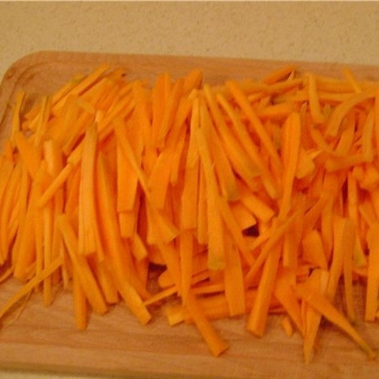 1. Этап. Рис с овощами в мультиварке: Морковь вымыть, очистить, нарезать соломкой.