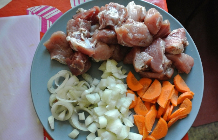 1. Этап. Жаркое из говядины с картошкой: Режем мясо, лук, морковь.