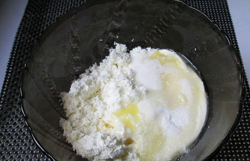 1. Этап. Чизкейк со свежими ягодами: 10. В миску к перетертому творогу вбиваю яйца и всыпаю оставшийся сахарный песок, ваниль добавляю по вкусу. Перемешиваю миксером.