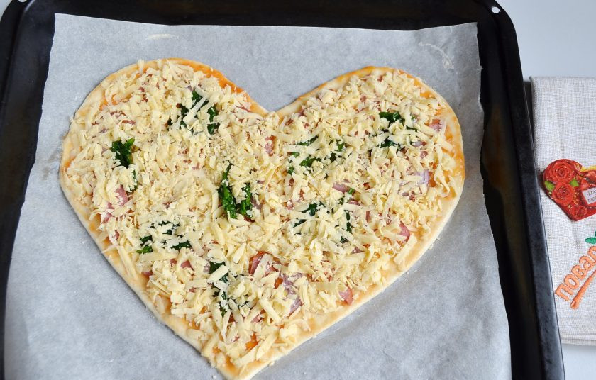 1. Этап. Пицца на 14 февраля: 7. Распределите листочки шпината, сверху щедро посыпьте тертым сыром.