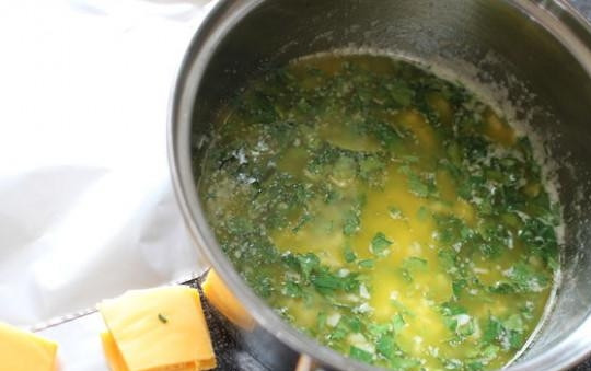 1. Этап. Сырный хлеб с зеленью: Масло растопите в сотейнике, добавьте в него мелко нашинкованную петрушку, чеснок, пропущенный через пресс.