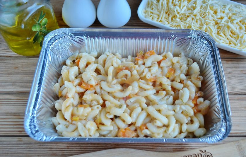 1. Этап. Паста Аль форно: Возьмите огнеупорную форму или одноразовую из фольги. Положите на дно формы половину макарон с соусом.
