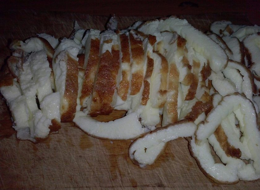 1. Этап. Салат с курицей, омлетом и корейской морковью: 5. Теперь достаем из холодильника остывший омлет и нарезаем его соломкой. Отправляем в кастрюлю, в которой будем смешивать все ингредиенты.