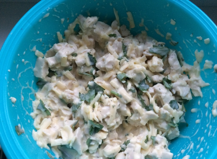 1. Этап. Куриные маффины с сыром: Добавьте в смесь из первого шага курицу, измельченную зелень и муку. Перемешайте.