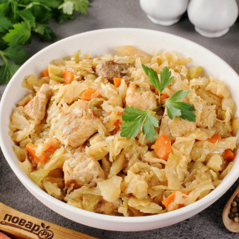 Тушёная капуста с мясом в кастрюле