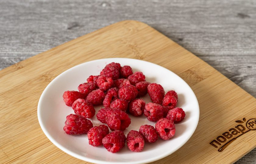 1. Этап. Компот из крыжовника с малиной: Малину при необходимости тоже промойте и переберите.