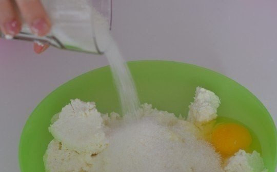 1. Этап. Идеальные сырники: К творогу добавить яйца, соль и сахар. Перемешать.