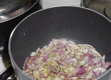 1. Этап. Вегетарианская черная фасоль Чили: Бросаем в кастрюлю нарезанный лучок и готовим в течении 2 минут.