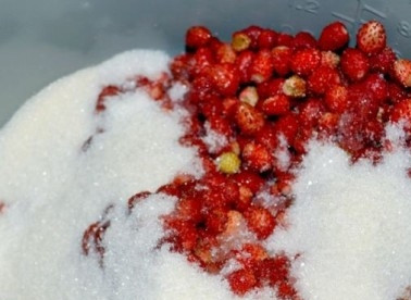 1. Этап. Земляничное варенье в мультиварке: Засыпаем ягоды сахаром, оставляем их так часов на 6-8. Ягоды пустят сок, а сахар частично растворится. Для лучшего растворения сахара, можно все перемешать.