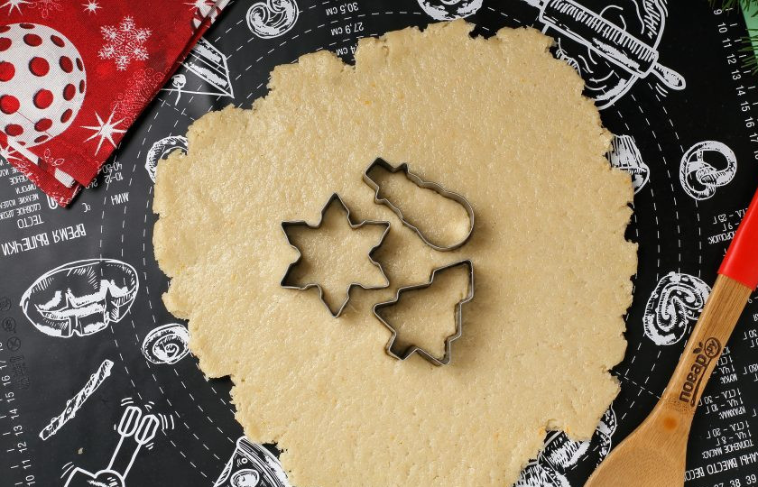 1. Этап. Печенье Новогоднее: Готовое тесто раскатайте в пласт, толщиной около 0,5 см. При помощи формочек выдавите любые фигурки.